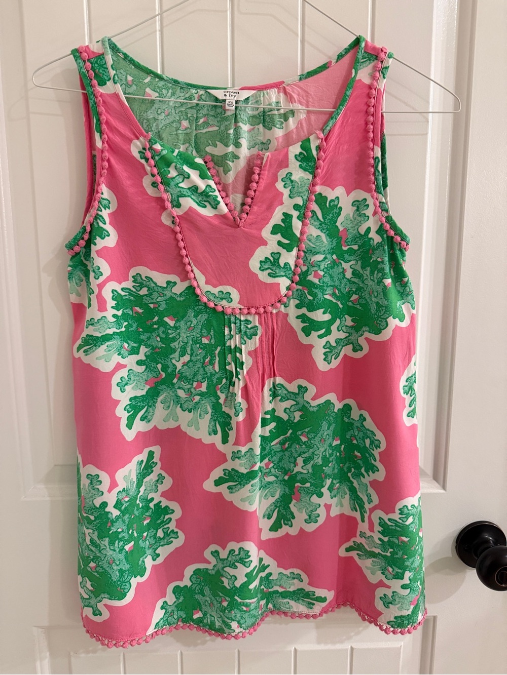 Ladies women’s Crown & Ivy XS Pink and Green Coral Sleeveless shirt top EUC
